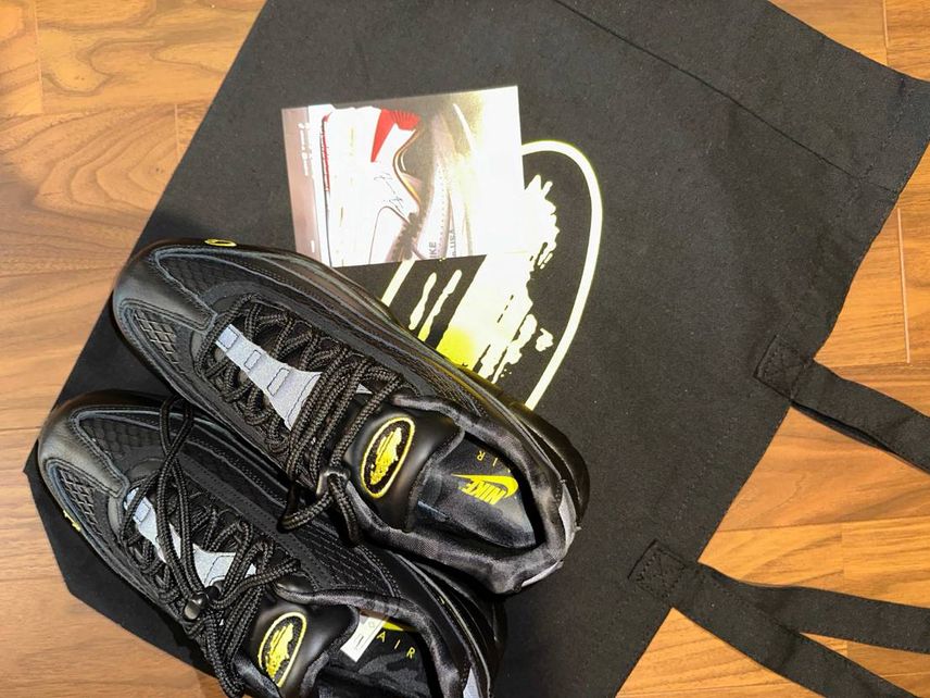 スニダンの中古出品の方から新品・トートバッグ付を購入しましたが、しっかり付いてき