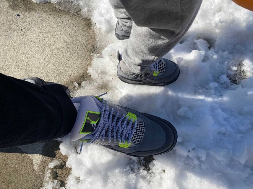 雪降りましたね。息子は初めての積もる雪に大興奮でした。
このジョーダン4は