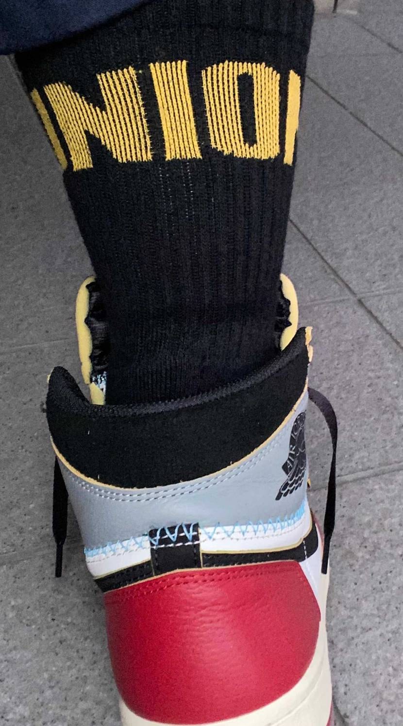 クリスさん、そろそろ新しいカラーの靴下だしてくんねぇーかな🤔