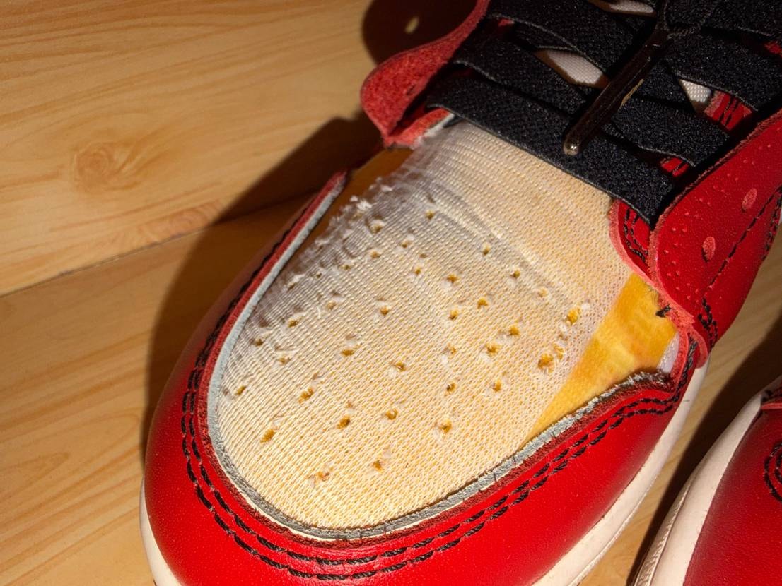 off-white Chicago の本体の黄ばみ、つま先の