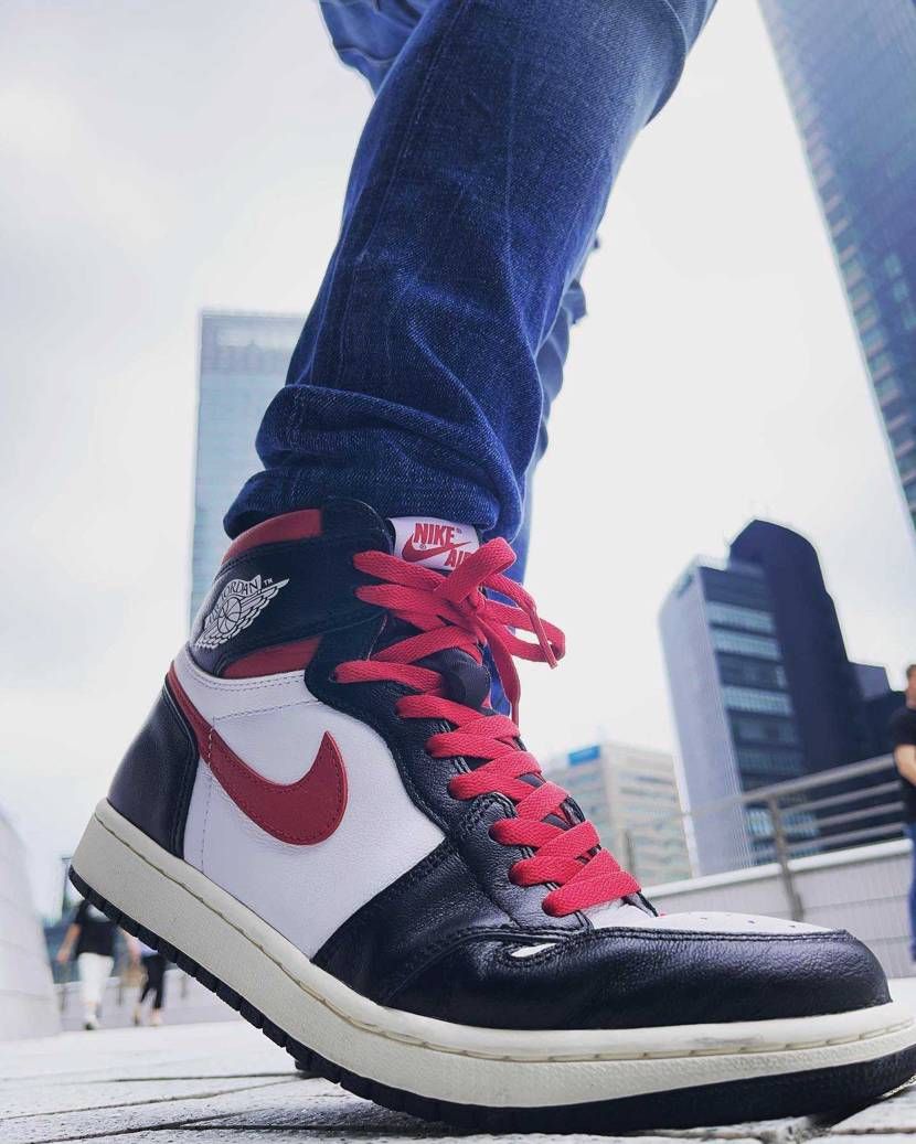 NIKE AIR JORDAN 1 RETRO HIGH BLACK / WHI