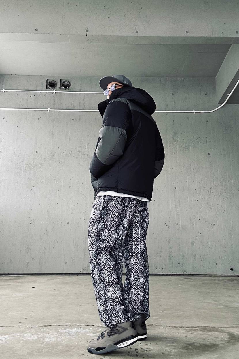 ジョーダン4ケイブストーンにパイソン柄のパンツを合わせてみま