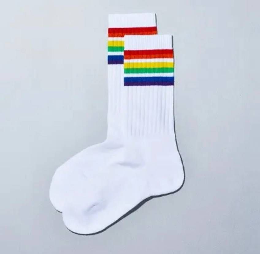 おまえらの好きなファミマソックスにLGBTQ+版くるけどポラロイドに合わせるなよ