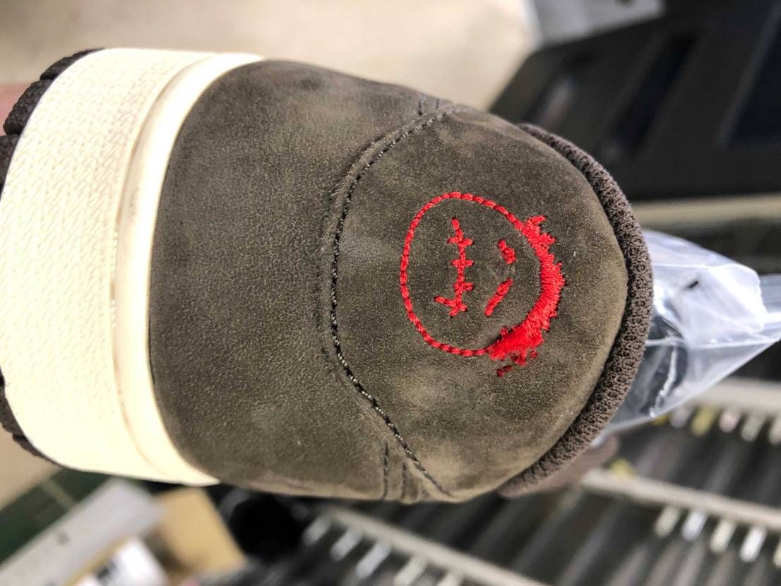 こちらで買ったトラヴィスローの刺繍がこんなだったのですが、酷