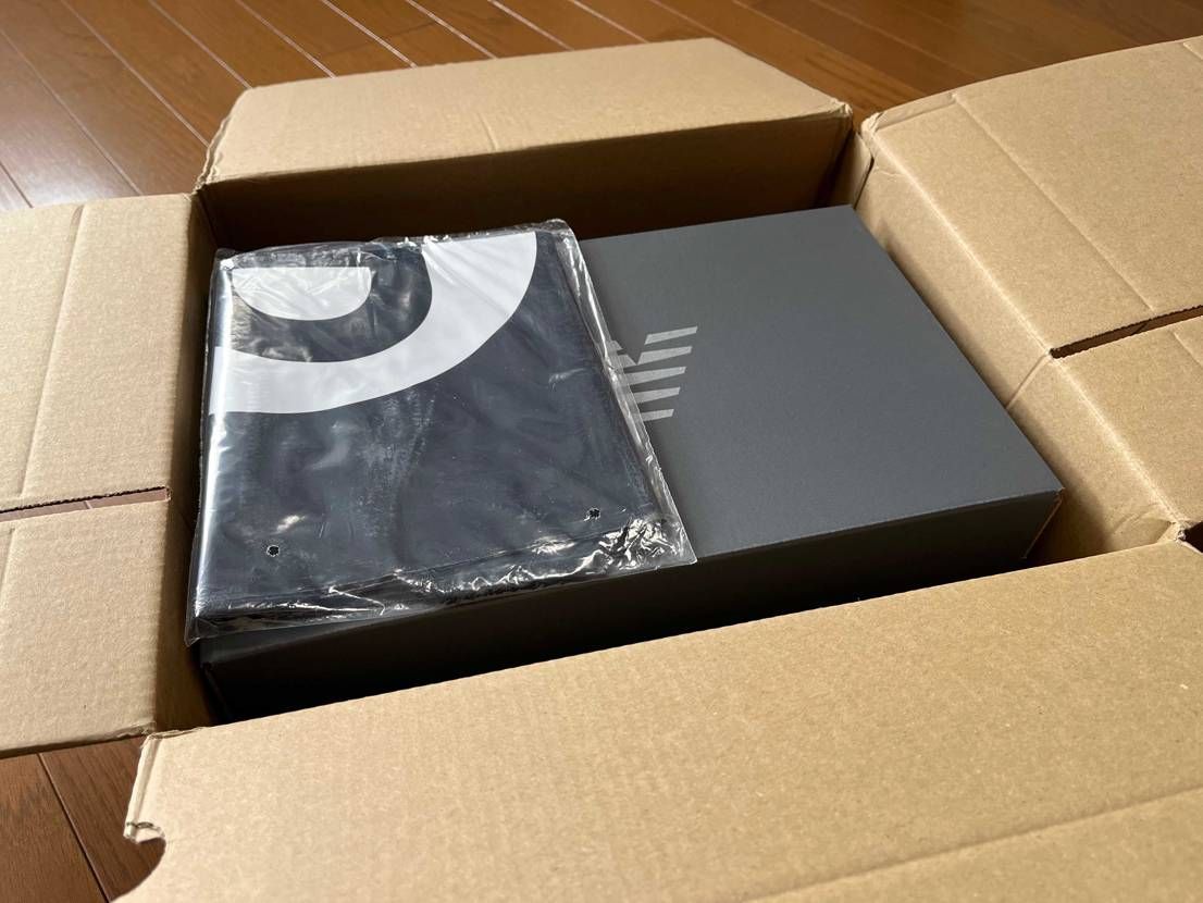size?から無事に届きました。箱に入って袋付きでした。
