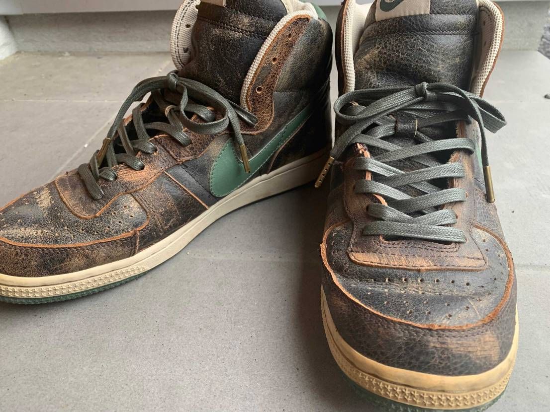 純正シューレースだと履いててもそこに目がいってしまって全体のデザインが生きない気