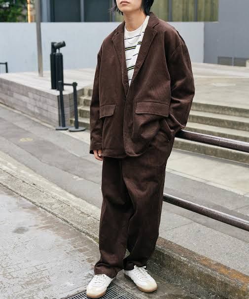 こんな感じのキレイめ服にジョーダン系で外すってコーデが大好きなんだけど、ここ見て