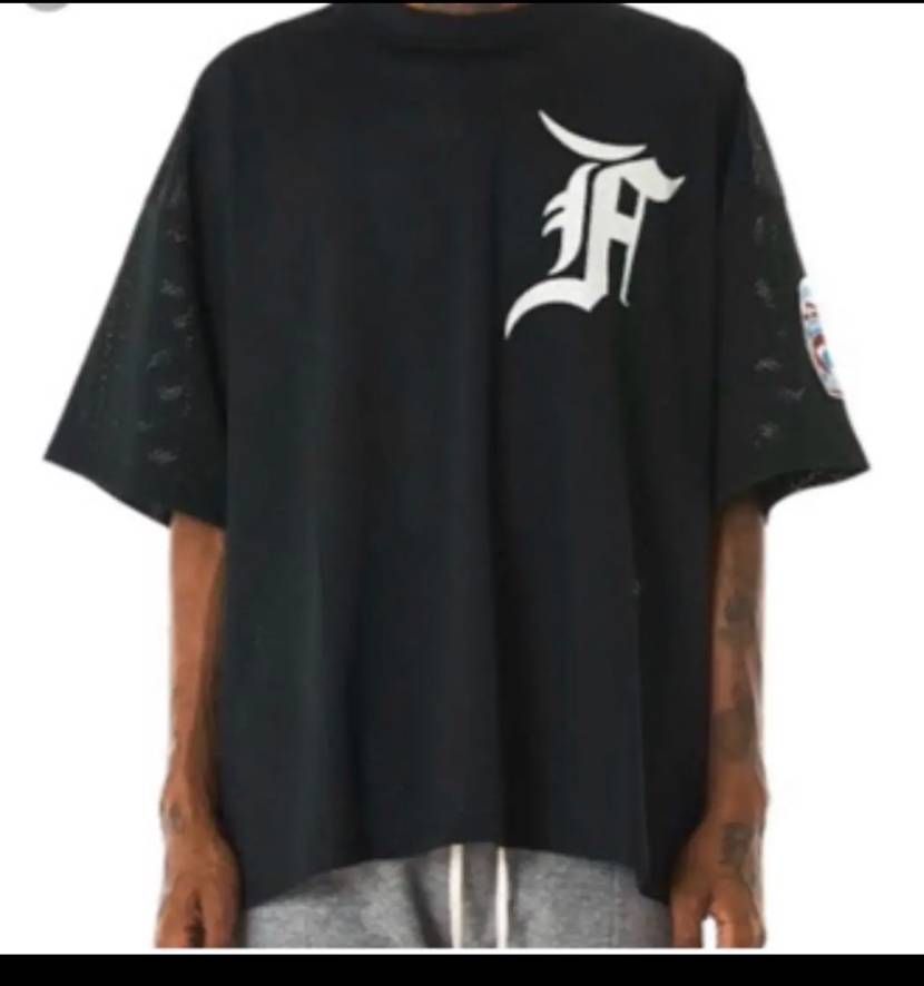 こちらのfear of god 5th のtｼｬﾂ売ってくださる方いませんでしょ