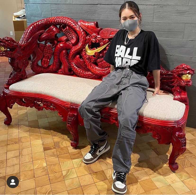 この方が履いているパンツをご存知の方いらっしゃれば
ご教示いただきたいです、、