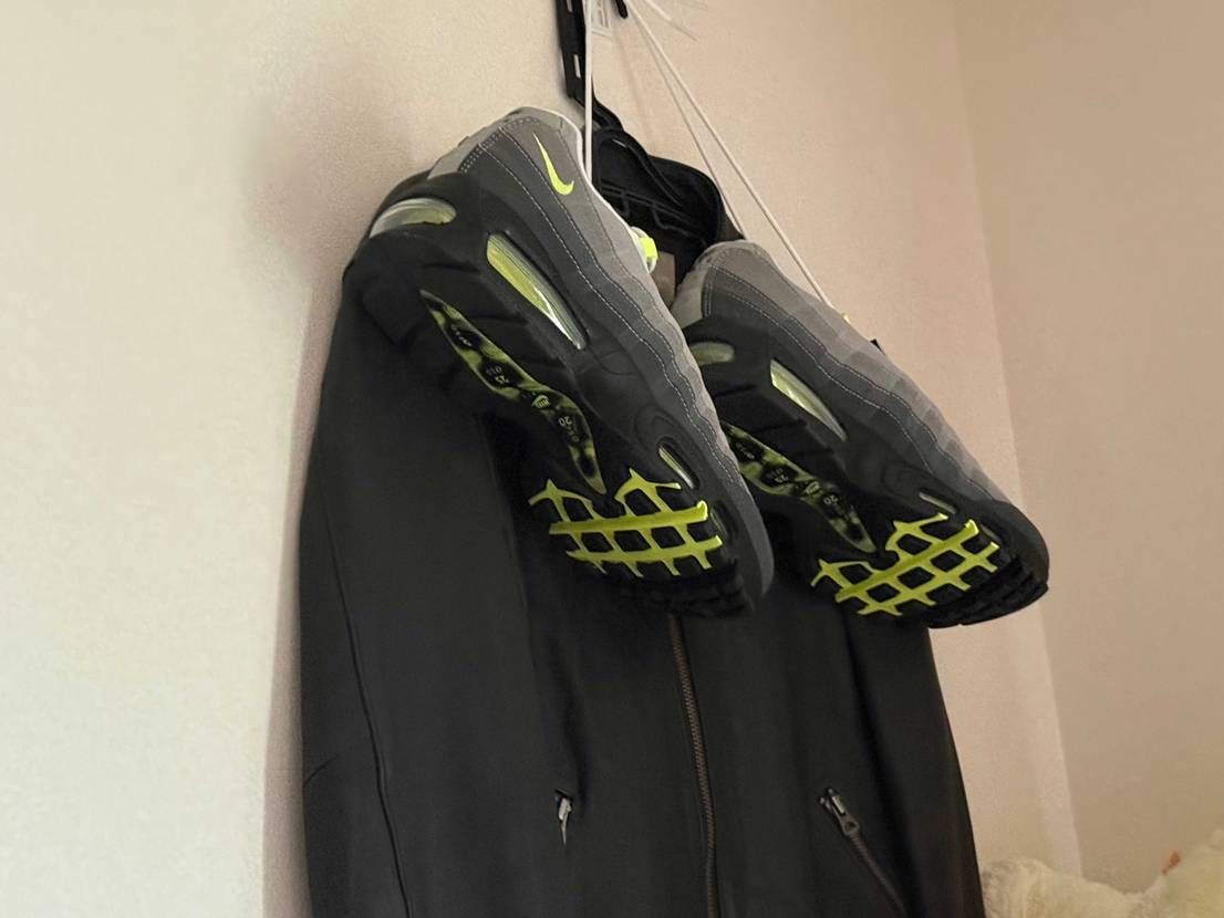 しばらくお部屋に飾って履きます☺️

ベッドからも見える