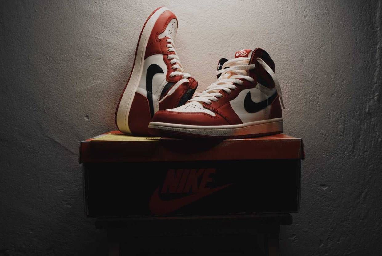 KING OF SNEAKERが本日無事届きました。
プレ値5.5万なり〜