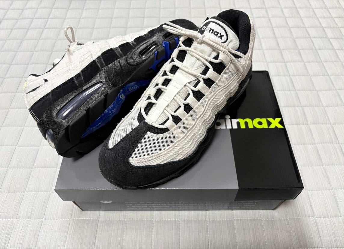 白のスニーカーは汚れが目立つから持ってなかったけど、このエアマックス95は
・