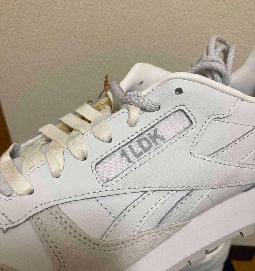 1LDKのロゴも同色系でよりお上品さが際立つ一足
アッパー