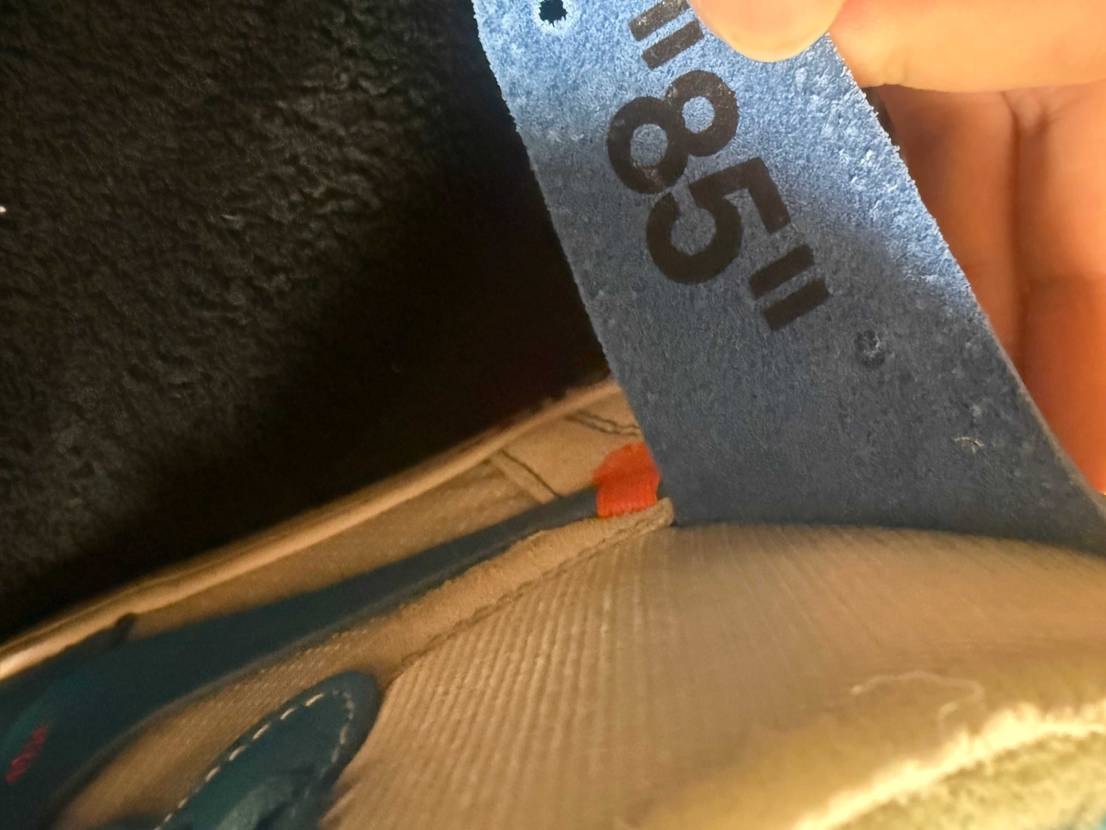 スニダンで買ったunc、ウィングロゴの裏側に押したあと？みたいなのないんだけど偽