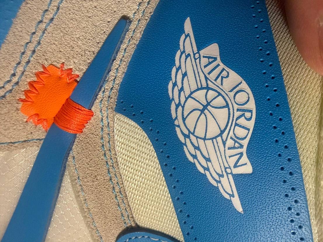 スニダンで買ったunc、ウィングロゴの裏側に押したあと？みた