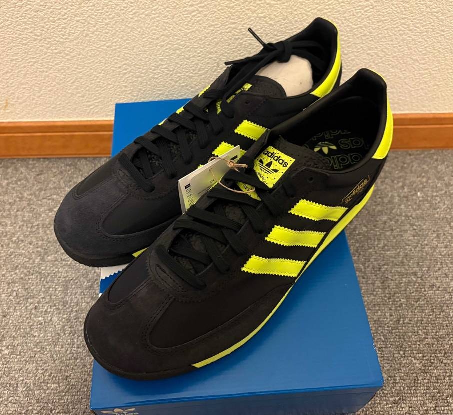 公式で40パーオフであったのでお試し購入。
他のadidasと比べても幅広めで