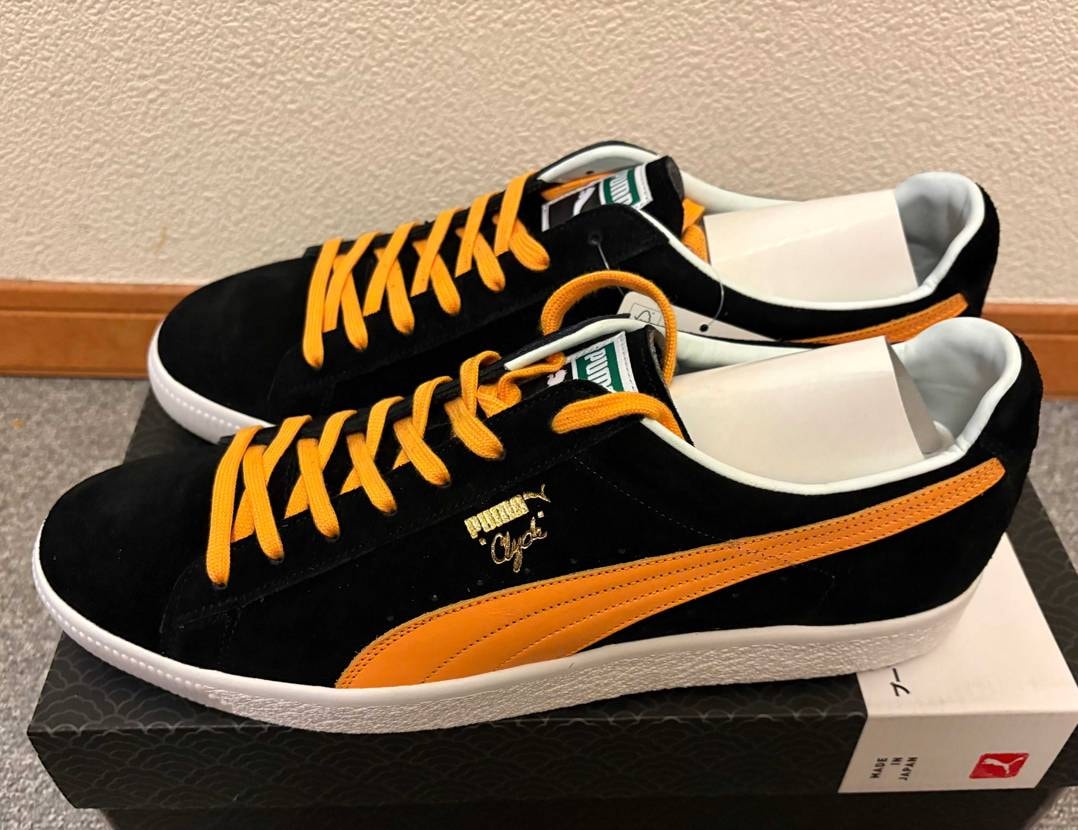 この2足をお迎えしました。スエードの質感とオレンジ系のフォームストライプにやられ