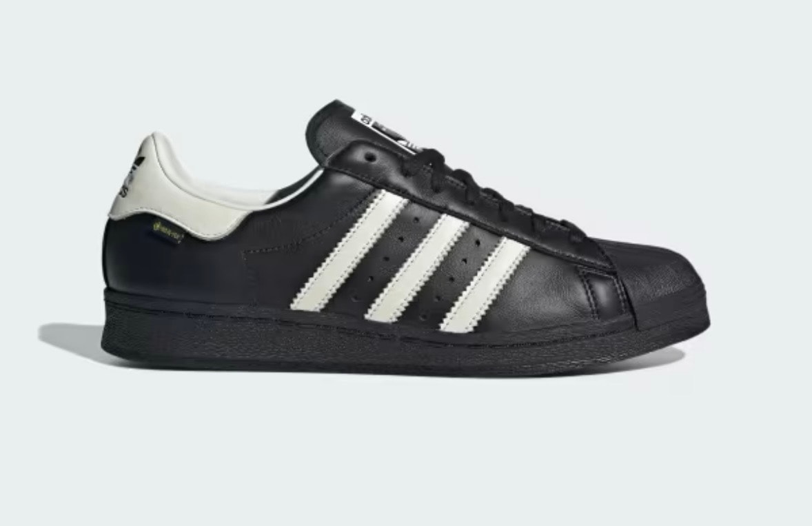 今回は実用が高そうな黒にしました。
白も好みでしたが黒買った後に見に行ったら