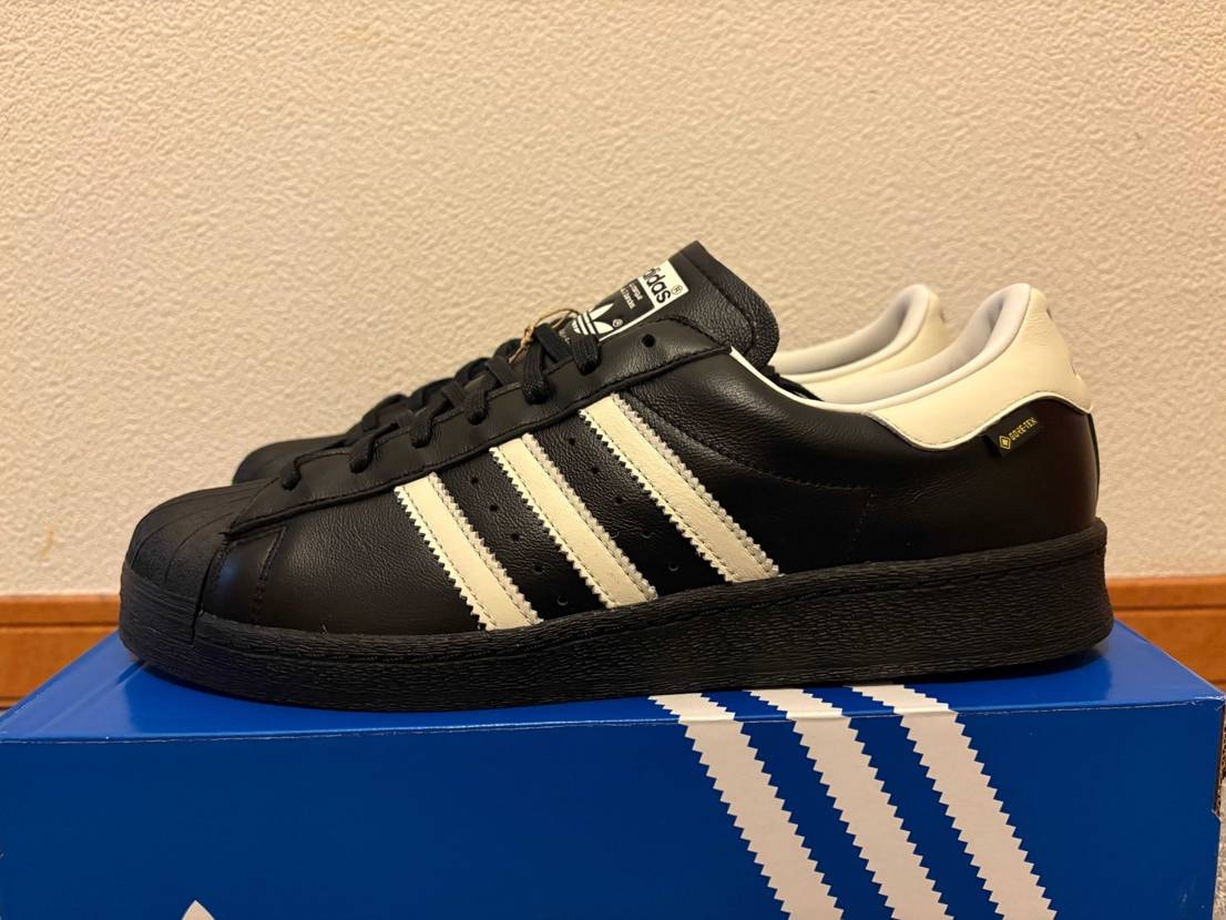 注文した翌日に届くとはさすがadidasさん。
率直に良い