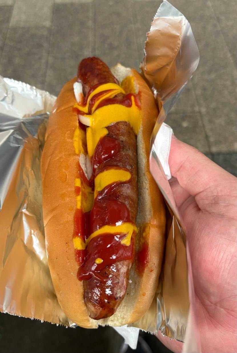 初めて噂の🌭屋に出会いました。

雨予報でしたが、雨に出