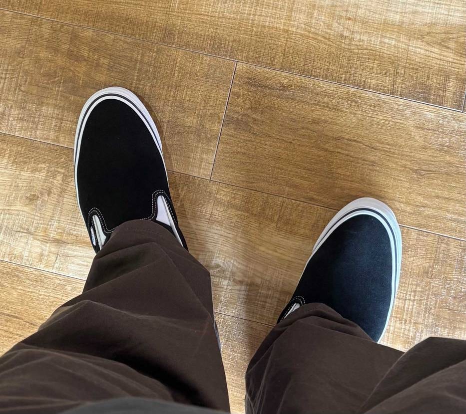 アトモスのセールで買ったプレミアムスリッポン。
仕事の上履きに。
やっぱスリ