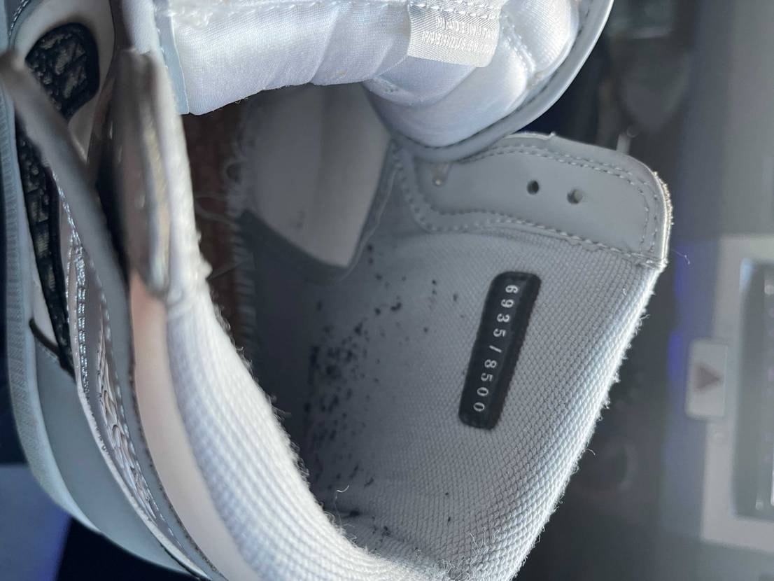 nikeのDIORコラボのスニーカーを貰ったんですが、だれか本物か偽物わかる方い