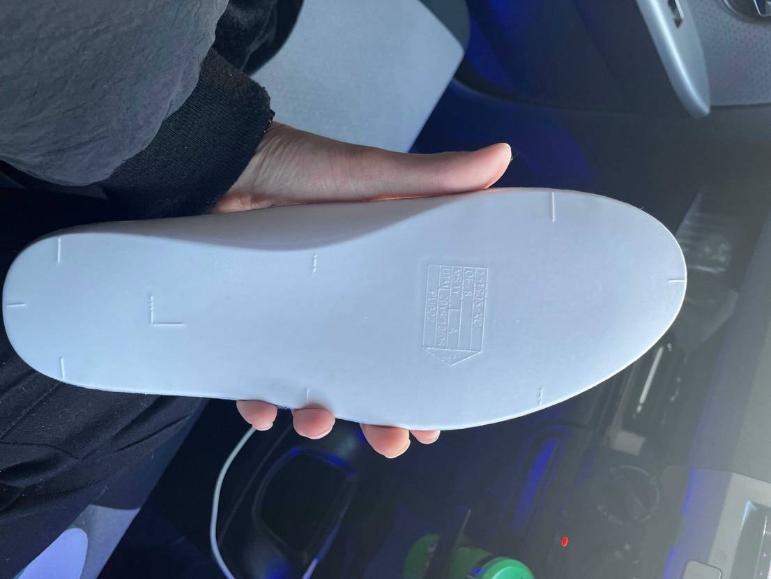nikeのDIORコラボのスニーカーを貰ったんですが、だれか