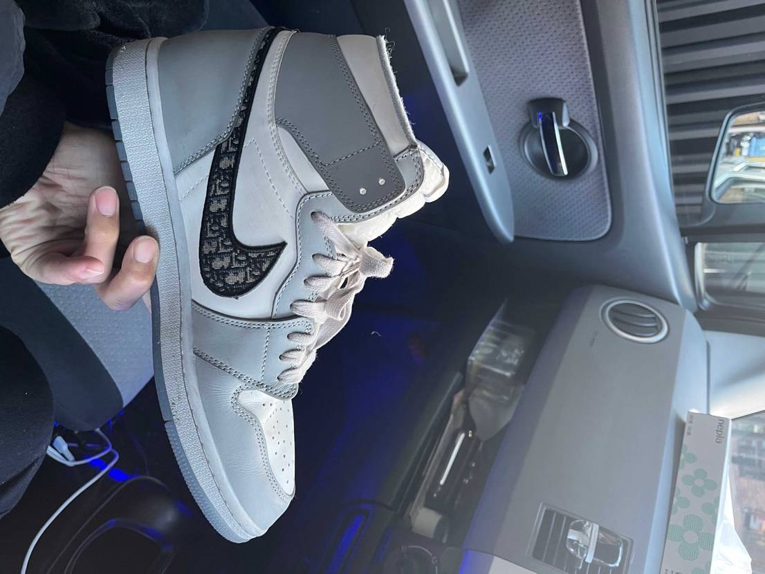 nikeのDIORコラボのスニーカーを貰ったんですが、だれか
