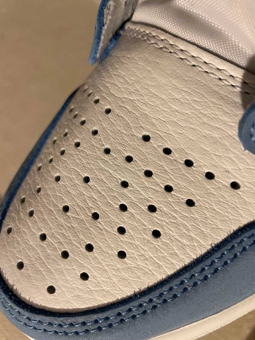 昨日帰宅後検品確認してから寝るまでの間にコロニルの皮クリーム塗って磨いて今夜はス