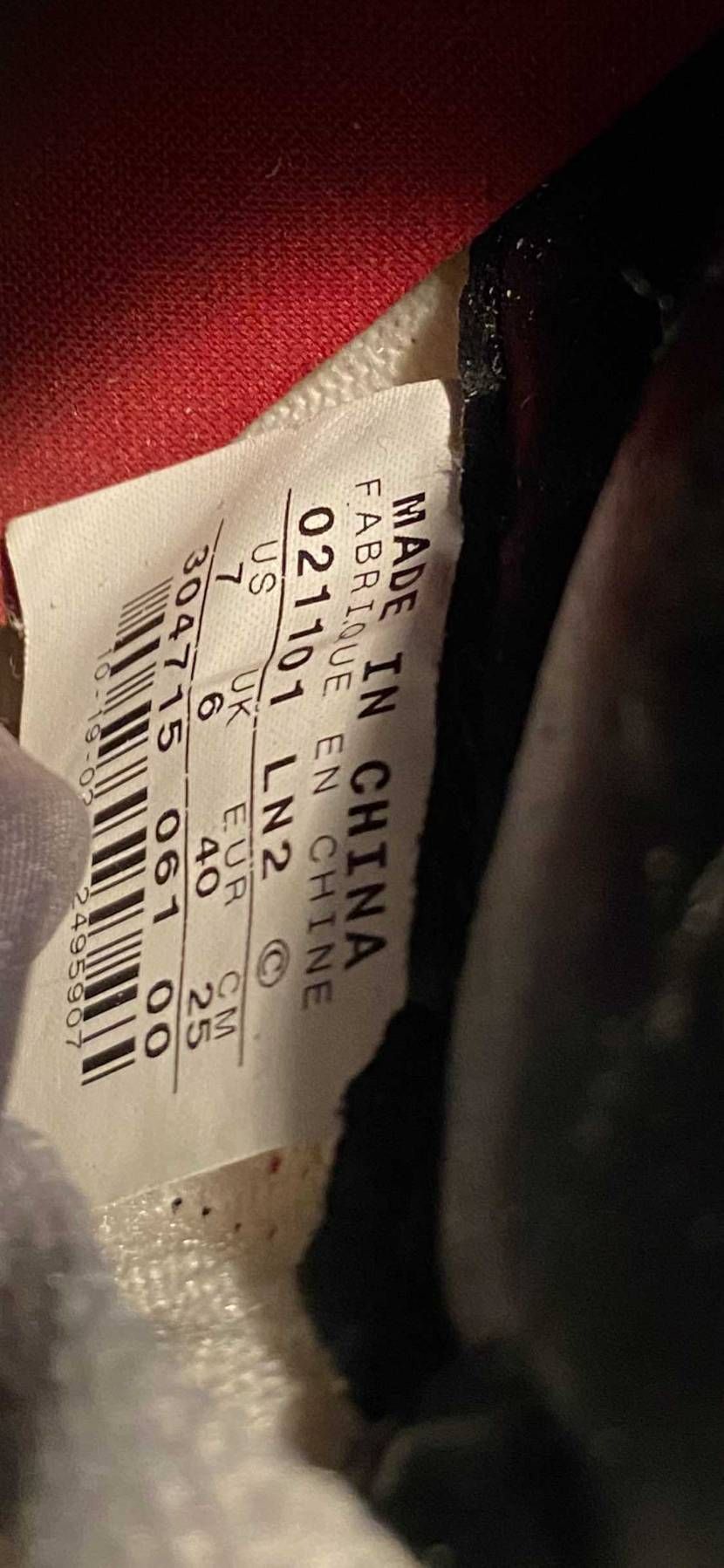 加水分解でお亡くなりになるスニーカーの一方で壊れにくいスニー