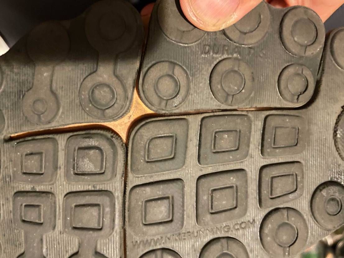 以前に投稿した2007年のNikeのSHOXを瞬間接着剤で補修して無事に履けるよ