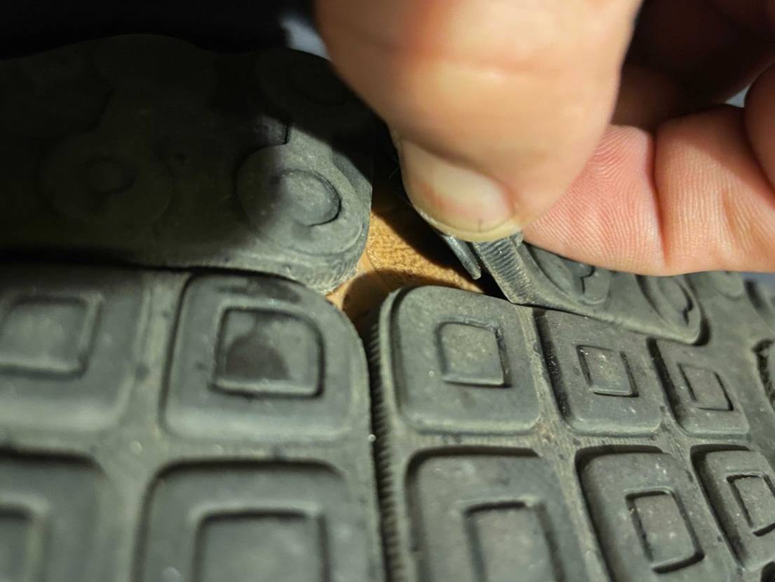 以前に投稿した2007年のNikeのSHOXを瞬間接着剤で補