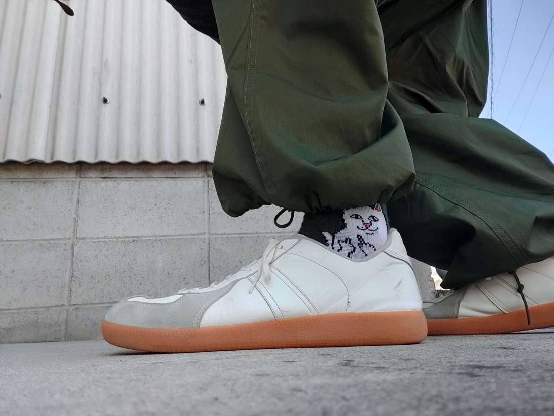 古着屋のお兄さんがカッコよく履いていて欲しくなり買ったジャーマントレーナー
🇩