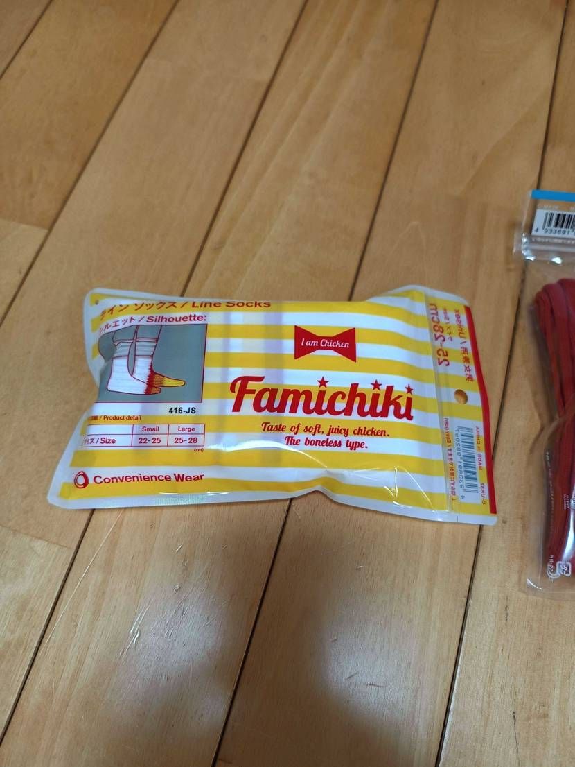 ファミチキソックス🧦かわいくて赤のリブソックスと一緒に購入!!
初めてファミマ