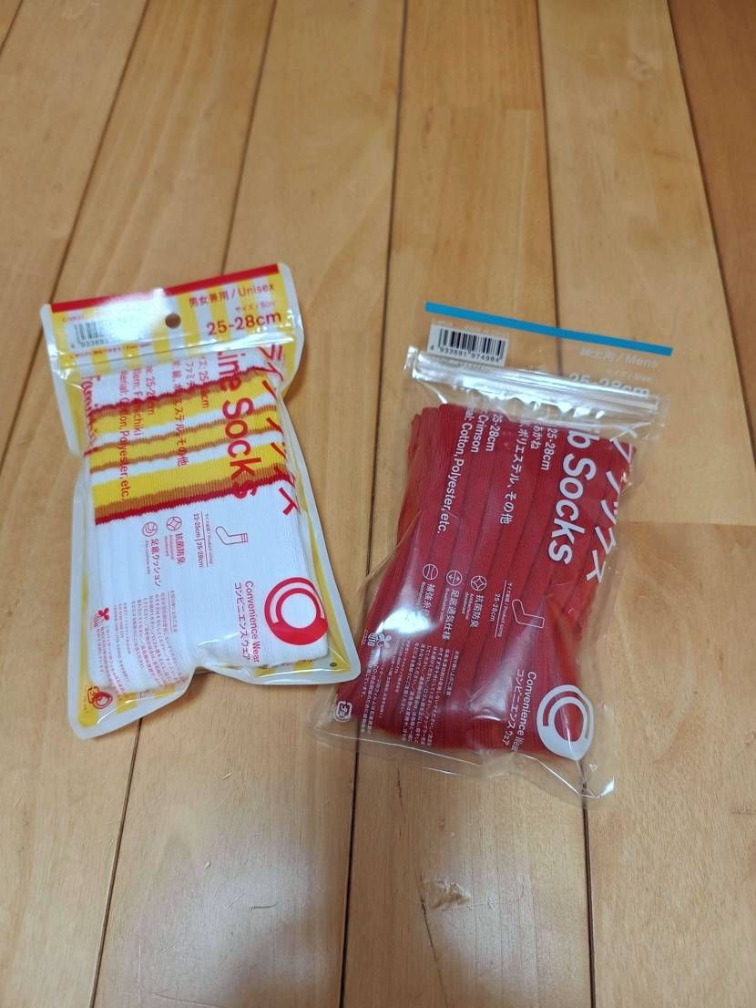 ファミチキソックス🧦かわいくて赤のリブソックスと一緒に購入!