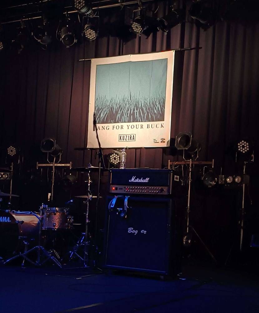 Liveでモッシュ、サークルでもみくちゃにされて汚れて、洗っ