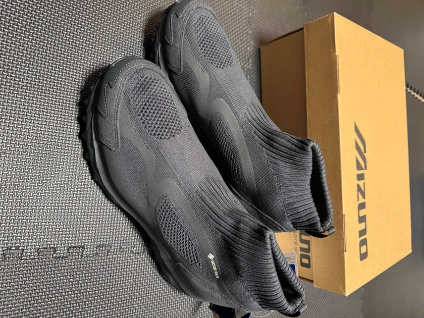 明日再販のこちらのシューズ足幅普通の人は普段のサイズで買うと遊びが多くてソックス