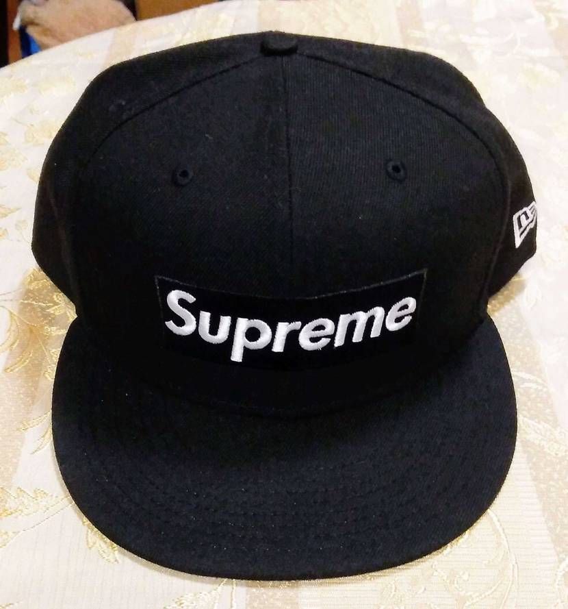 SupremeのNEW ERA キャップ、日本未発売のサイズ 8をストリートの中