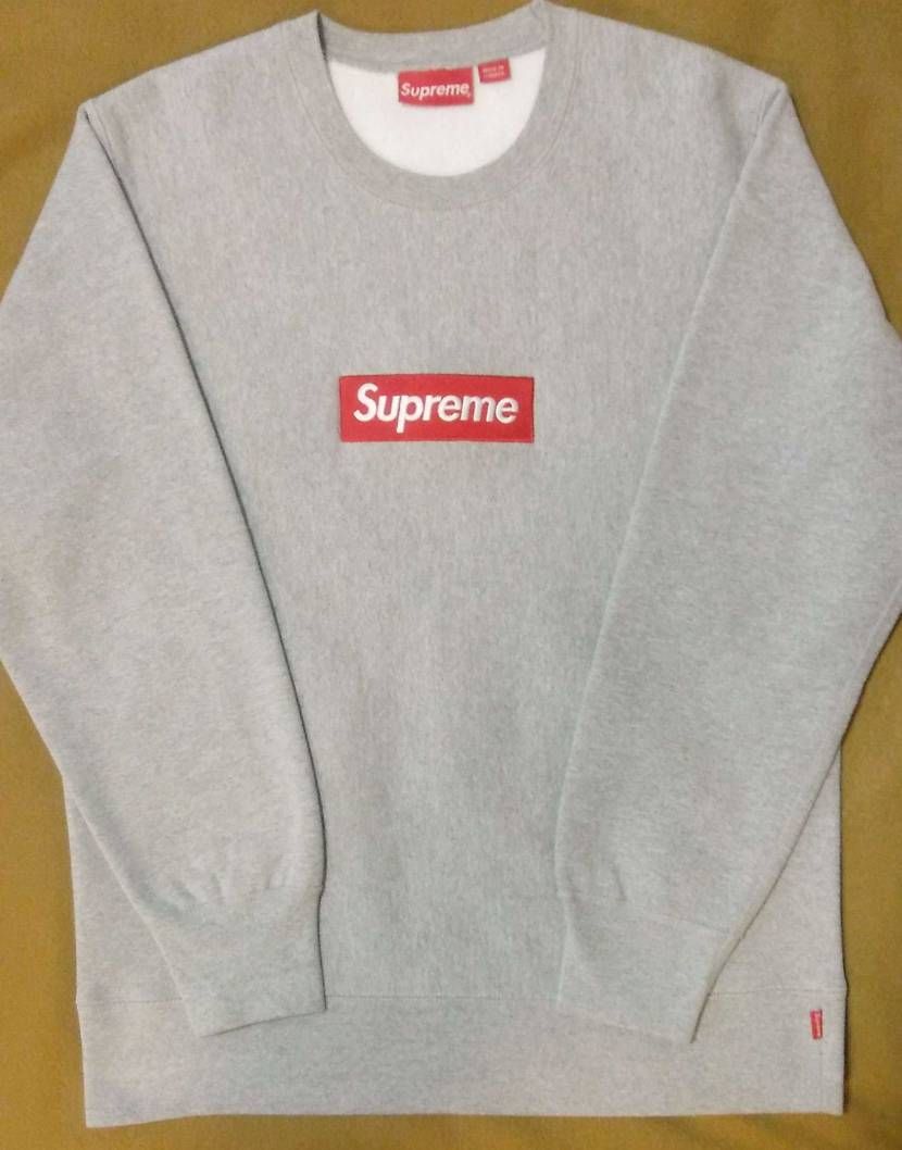Supremeのスウェット·パーカーを出品させて頂きました！