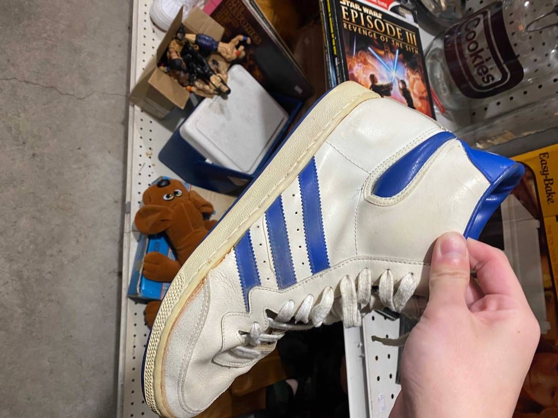 アンティークショップで見つけました
Adidasのなんというモデルかわかる方い