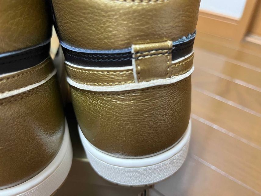 メタリックゴールド購入した方、今回ヒールのレザー部分が気になるのですが、ナイキク