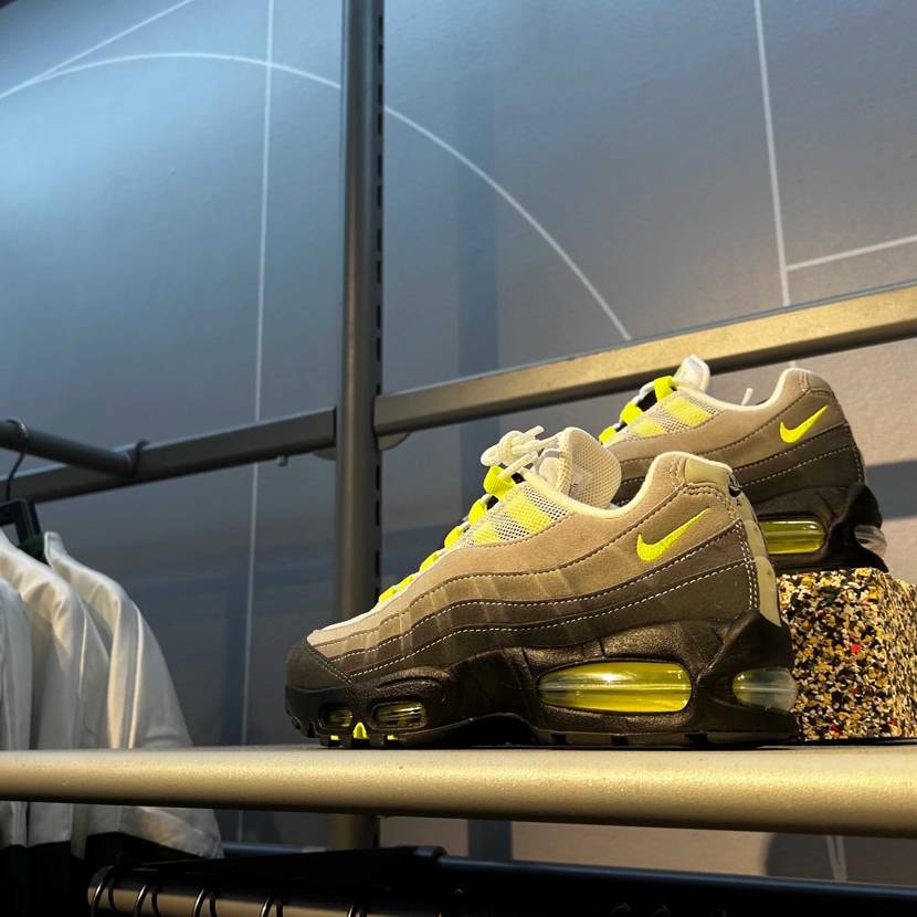 「まぁ、無いだろうけど95があったらなー、のぞいてみるか」と、シンガポールのナイ