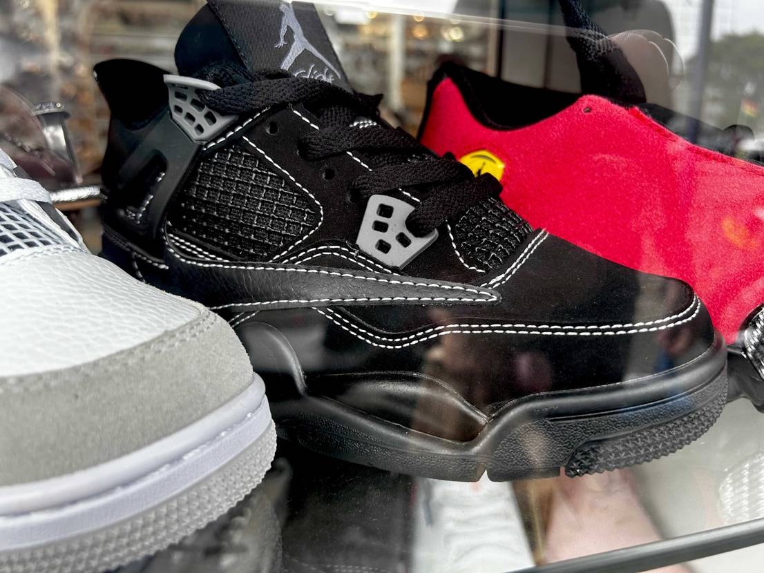 先日、とある南の島に行ったんです。町をぶらぶらしていると、衝撃的なスニーカーがガ