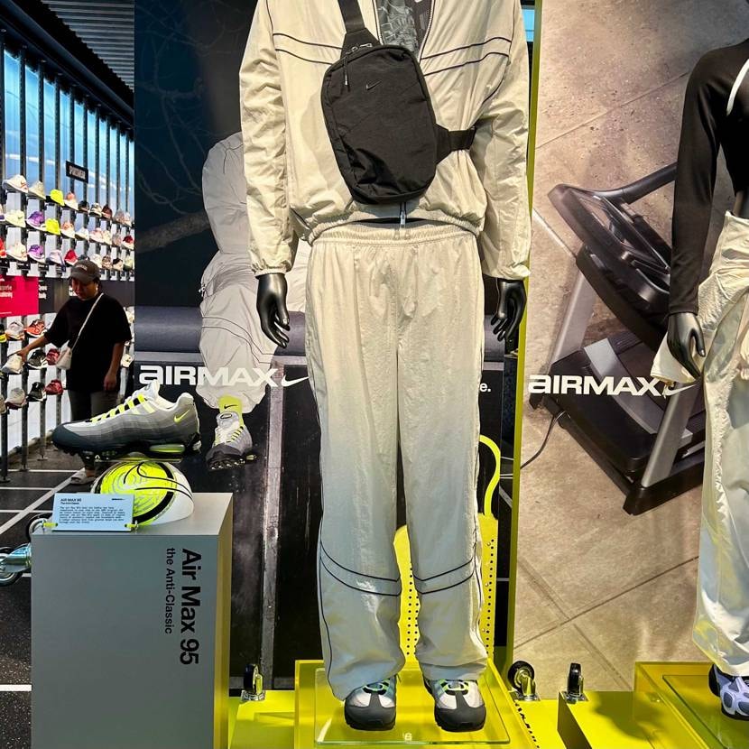 「まぁ、無いだろうけど95があったらなー、のぞいてみるか」と、シンガポールのナイ