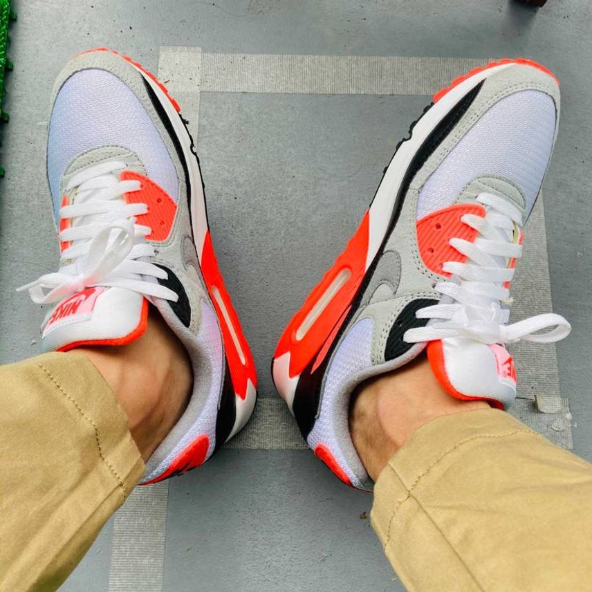 今日は息子の授業参観行くのでお気に入りのAM90で👟
やっぱこいつ、かっ
