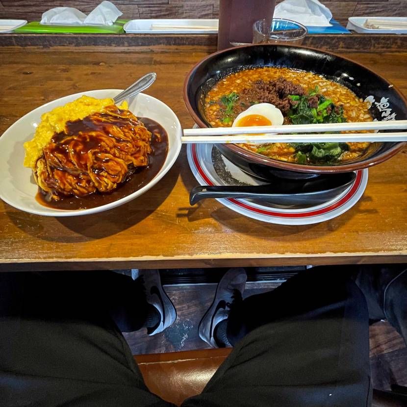 馴染みの担々麺屋さんに昼飯を食べに行った一コマなんですが、初めて来たっぽい隣に座