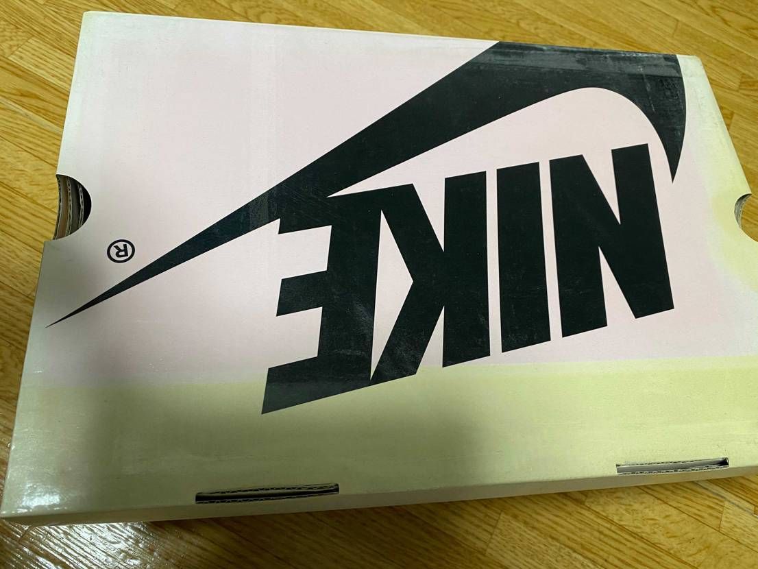 押入れ開けたら、いろいろなスニーカーでてきました。
その中の一足ですね。夜中ま