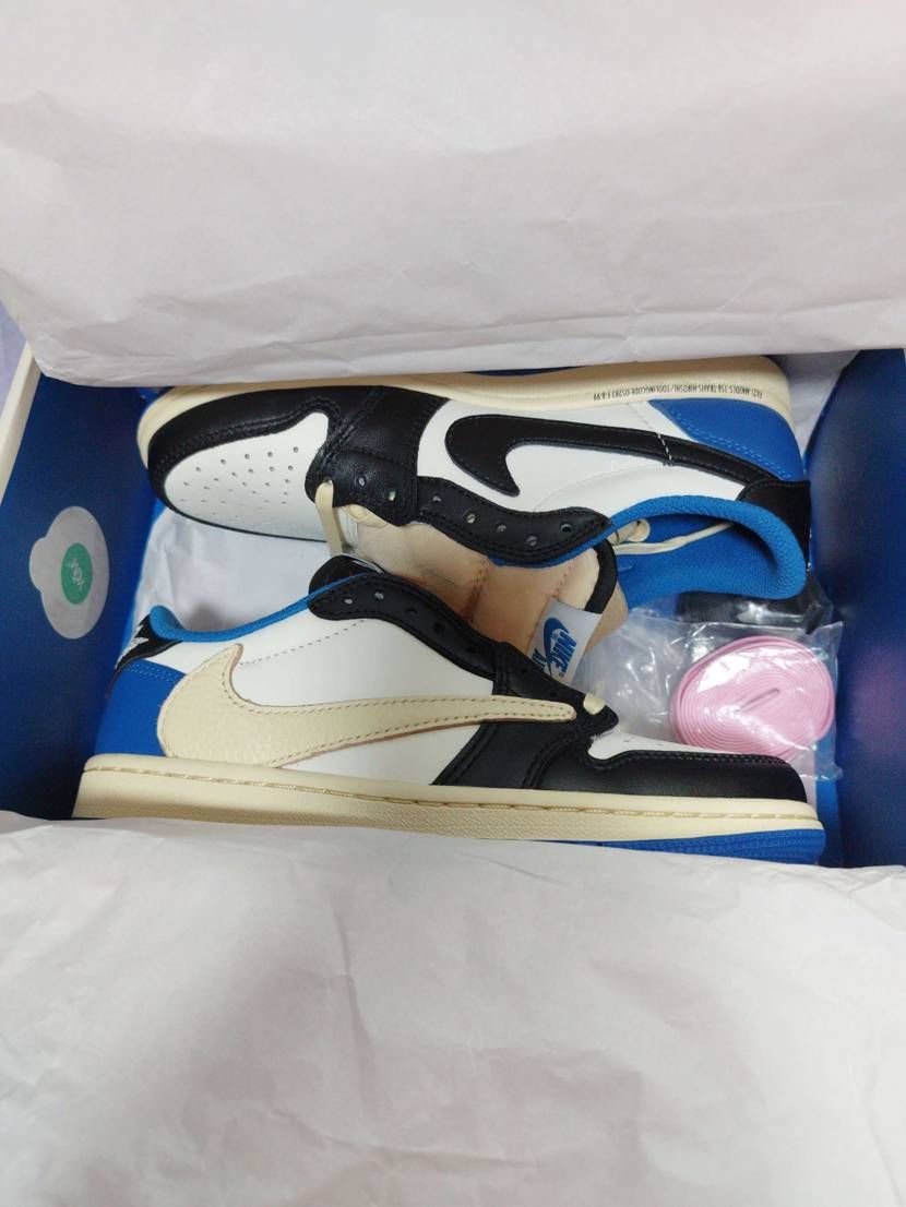 トラヴィス　スコット23.5cm
新品です