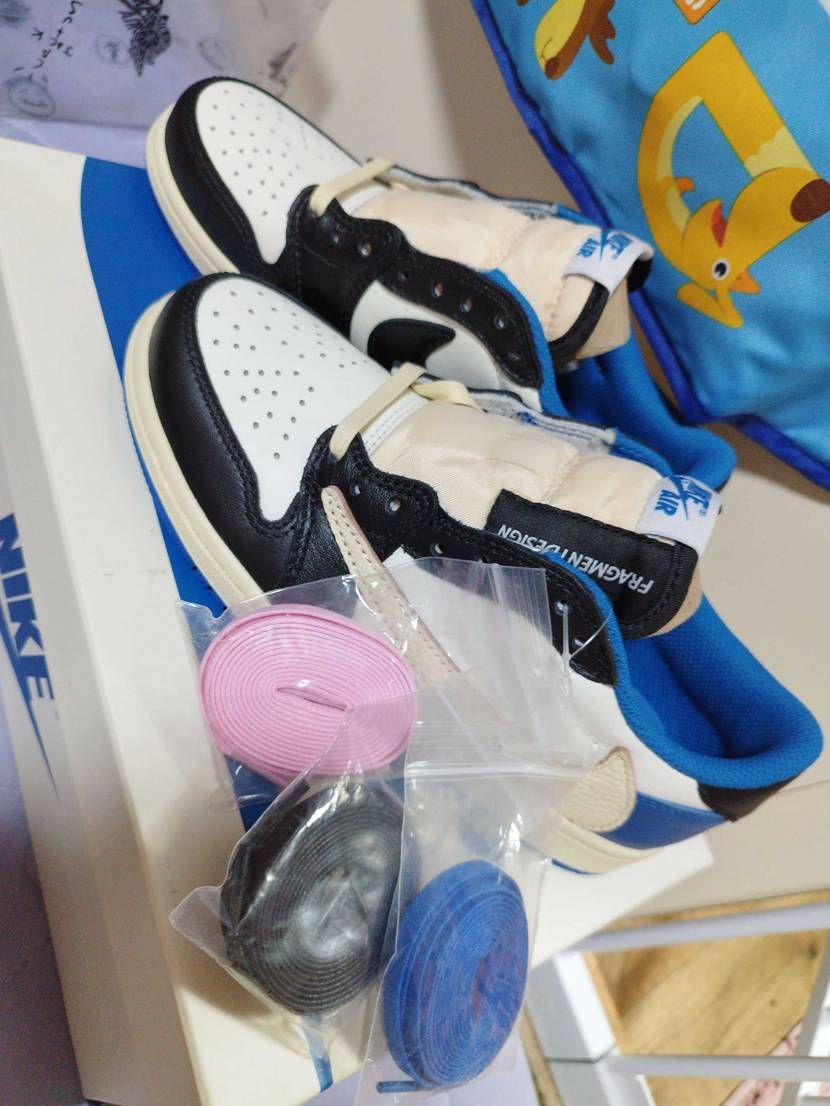 トラヴィス　スコット23.5cm
新品です