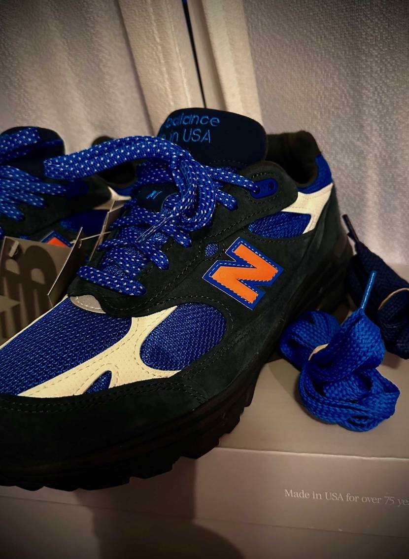 スエード部分が黒に近い深い藍色でデニムのインディゴと相性が良さそうです、メッシュ